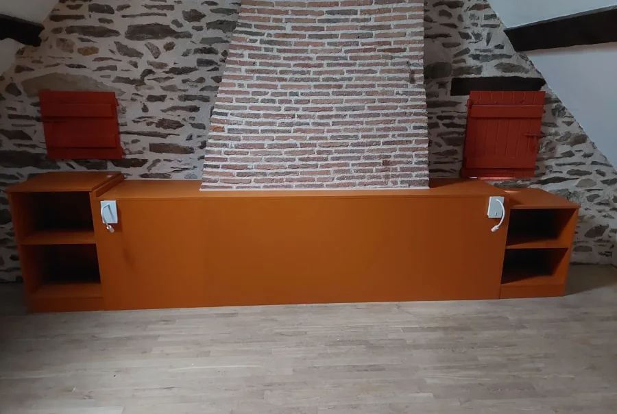 fabrication Meuble sur mesure incruster autour du conduit de cheminée