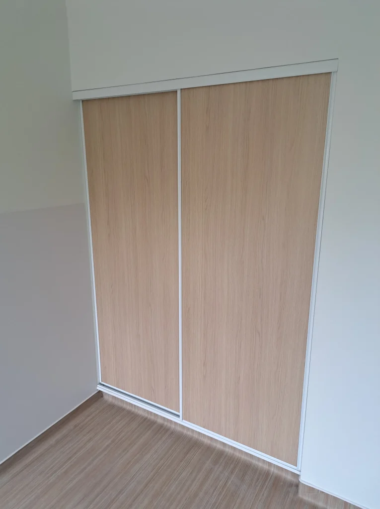 meuble intégré dans le mur avec porte de placard et tiroir avec fermeture