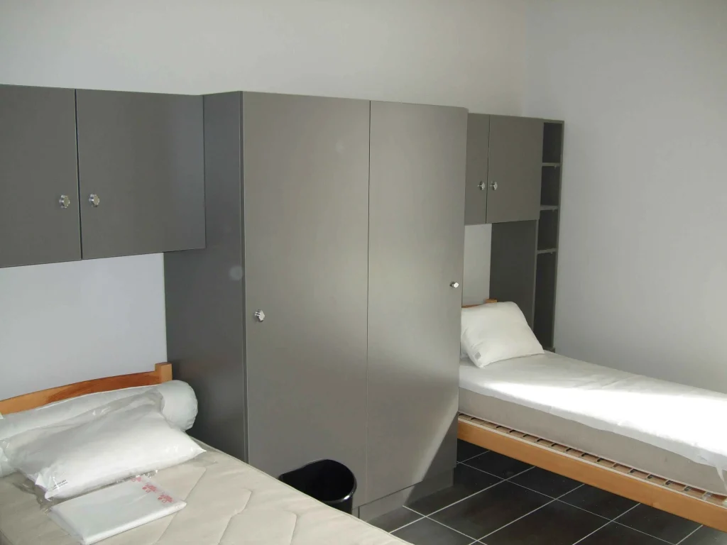 tête de lit sur mesure avec armoire intégré conception et fabrication par creuse agencement