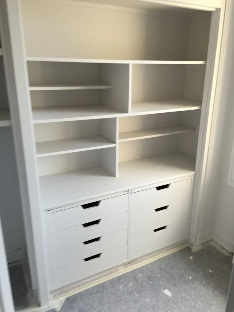 meuble avec tiroir intégré dans le mur 100% sur mesure par creuse agencement