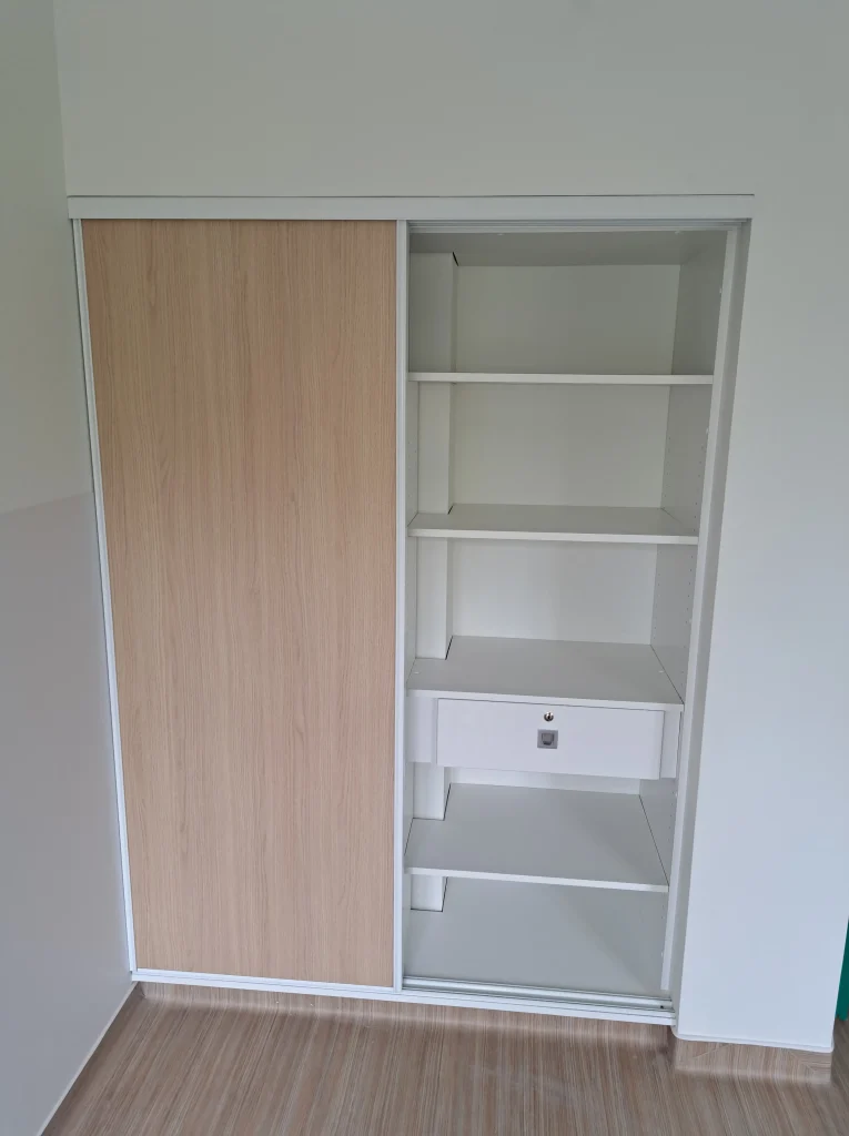 meuble intégré dans le mur avec porte de placard et tiroir avec fermeture