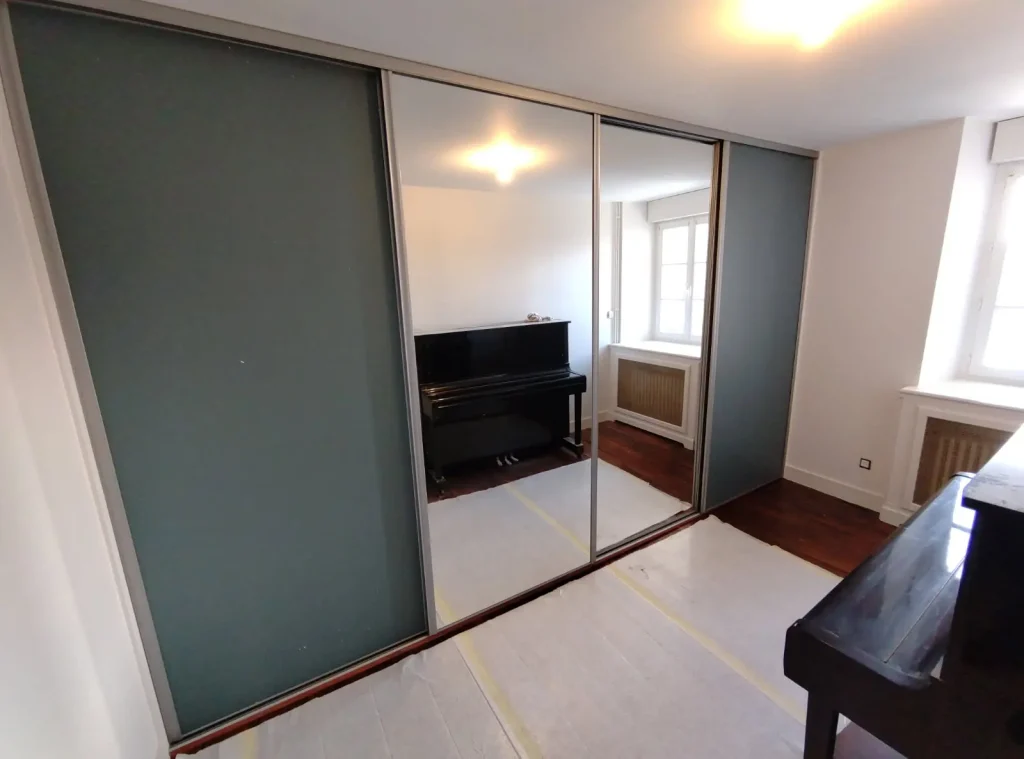 Dressing sur mesure en creuse avec porte de dressing