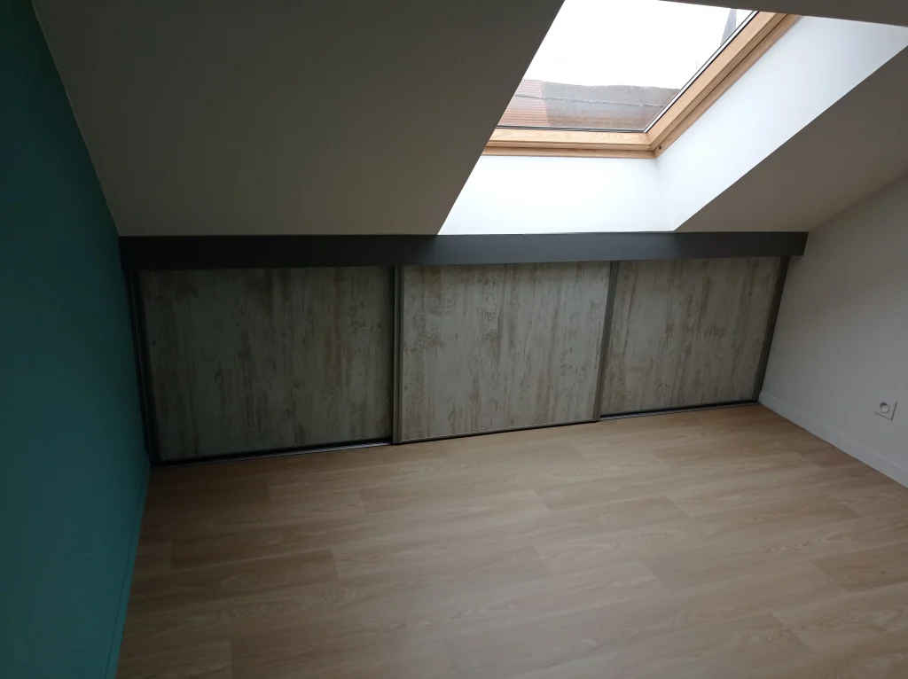 sous comble fabrication et installation de porte de dressing en creuse
