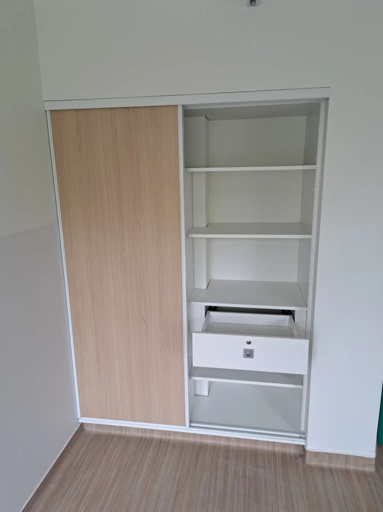 meuble intégré dans le mur avec porte de placard et tiroir avec fermeture